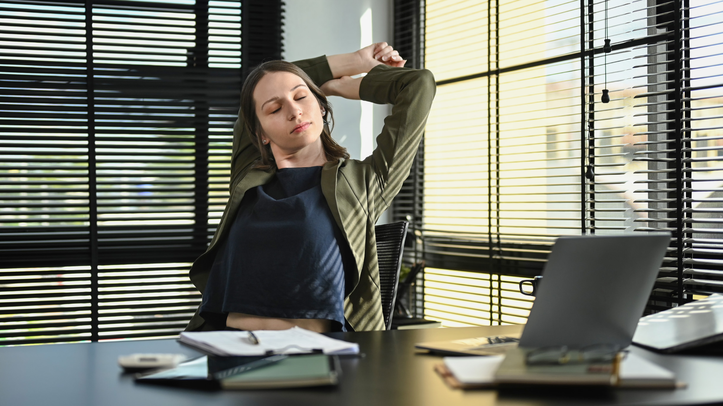 Как размяться в офисе: 9 упражнений, которые помогут при сидячей работе