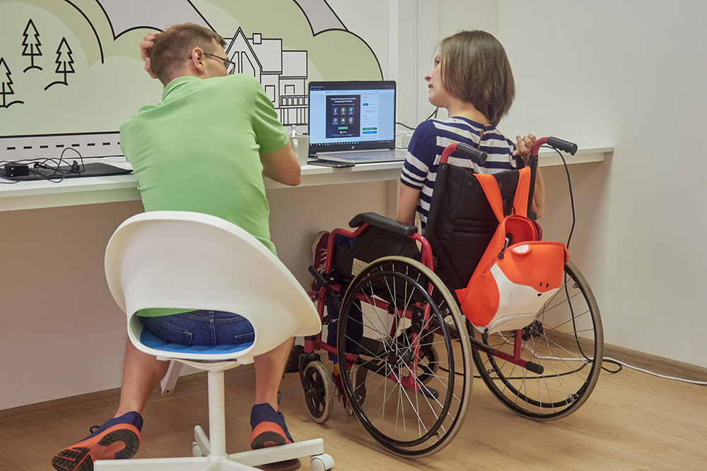 В коворкинге специалисты Everland и другие люди с инвалидностью могут работать, учиться и общаться
