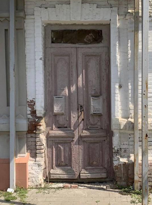 В Краснодаре в доме мещан Петренко фонд отреставрировал дореволюционную двухстворчатую дверь с фрамугой. Мастера сделали ленточную расчистку на двери: она наглядно показывает, как дверь была окрашена в разные годы