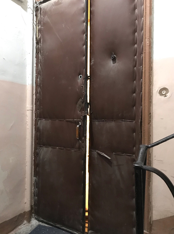 Активистам было сложно визуально оценить состояние этой двери. Но они никогда не встречали объектов, которые было бы невозможно восстановить. Фото до