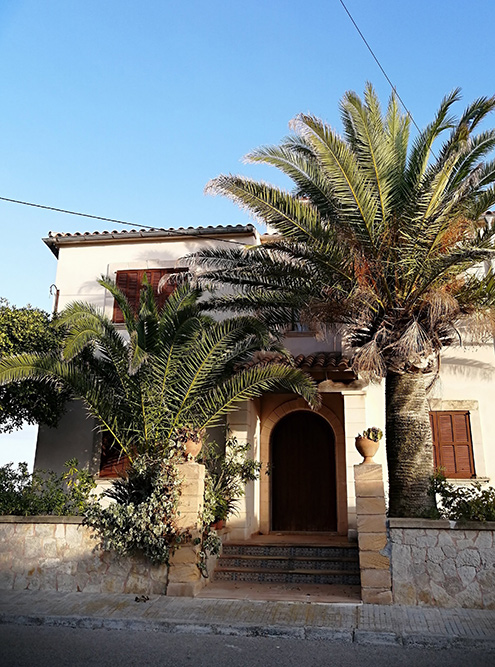 Симпатичный дом в нашей деревне. Чаще всего такие дома — это летние резиденции мальорканцев. Зимой здесь никто не живет