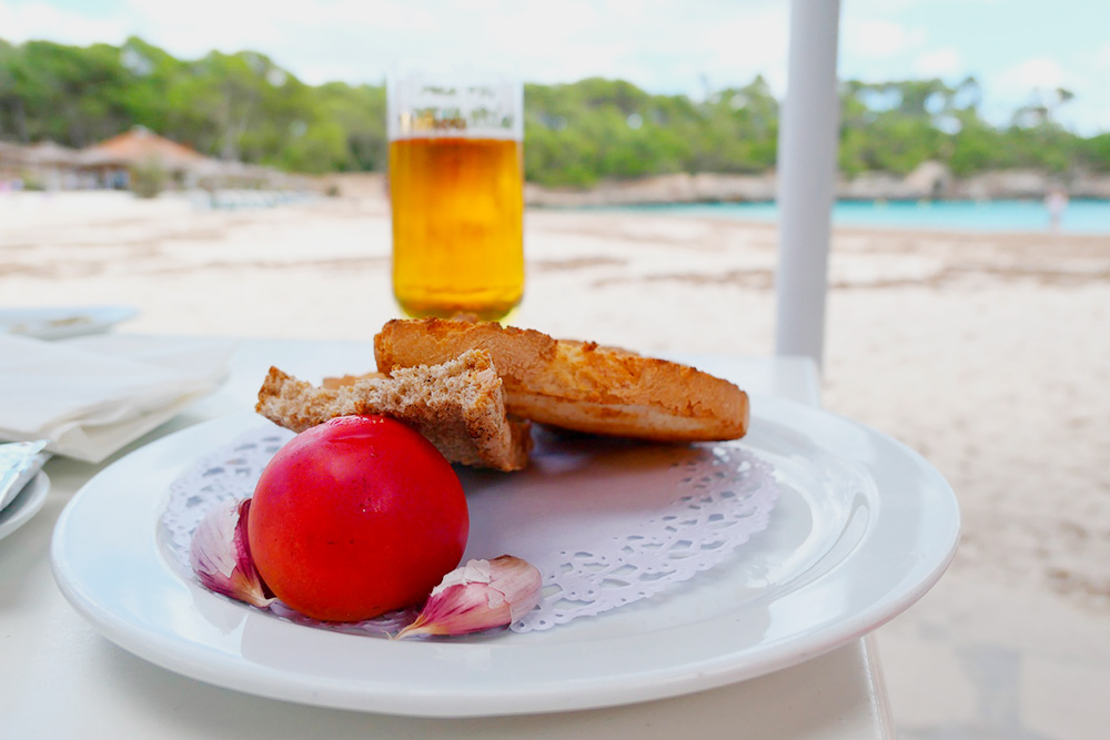 Самая традиционная мальорканская закуска — хлеб с оливковым маслом, помидором и чесноком. Автор: Марта Сковроньска