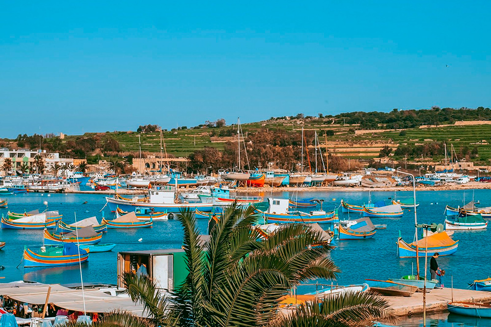 Марсашлокк — рыбацкое поселение Мальты с традиционными яркими лодочками-луцу