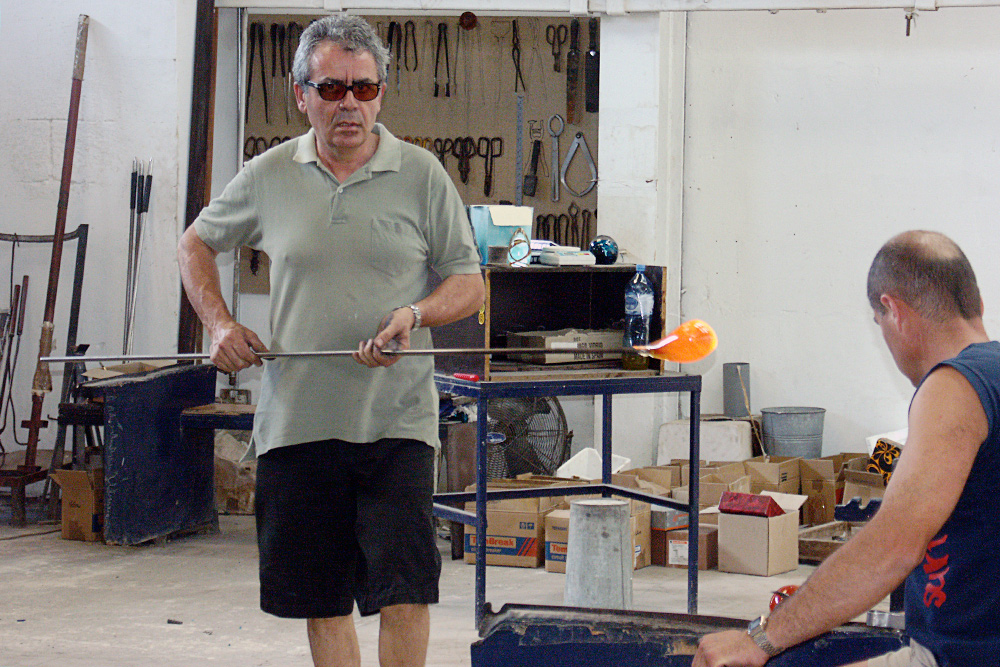 Это мальтийский стеклодув. Выдувание стекла — один из традиционных мальтийских промыслов. Самые красивые и аутентичные сувениры на Мальте можно купить в деревне мастеров Та-Кали