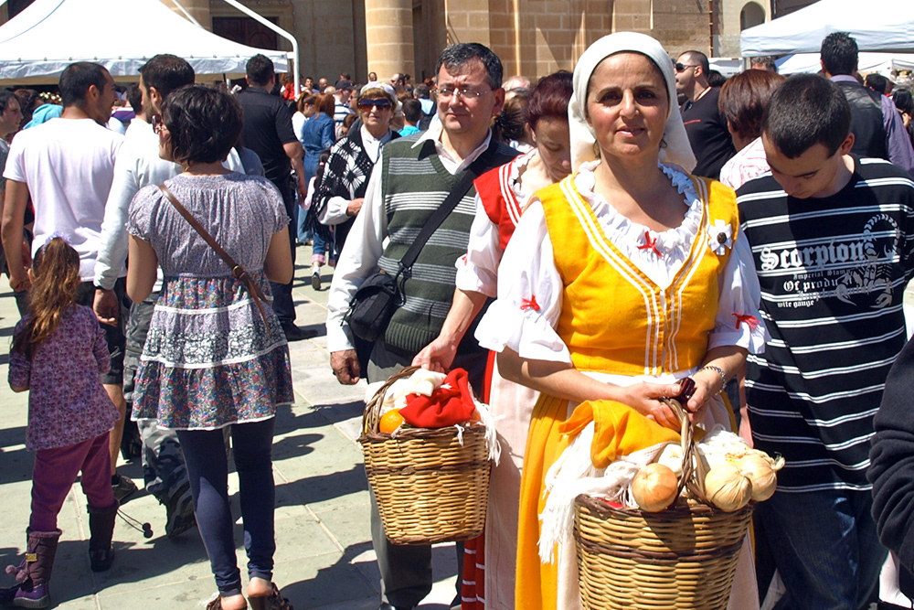 На Мальте часто проводятся аграрные ярмарки — фесты. Каждую неделю в разных городах работают рынки, где местные не столько закупаются, сколько отдыхают и общаются