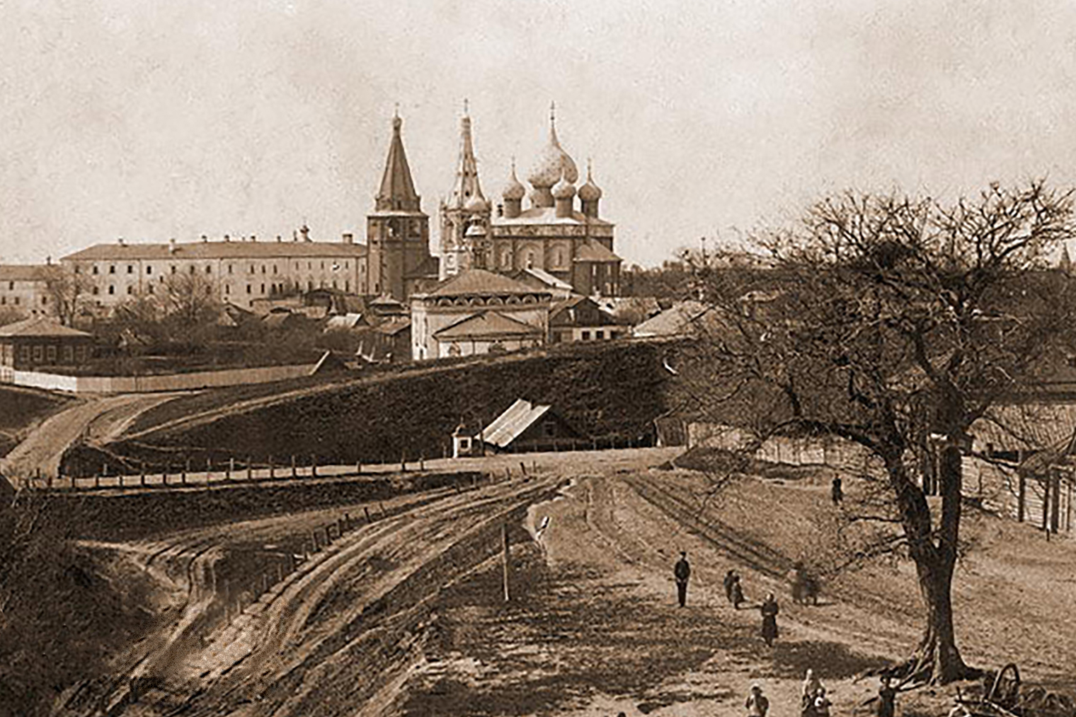 Старое фото спуска к воде. На нем видно, что к реке раньше вела дорога. Источник: photosuzdal.ru