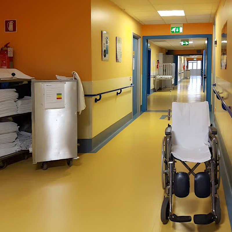 Больница современная, обстановка располагает — это видно даже по коридорам. Источник: altraopinione.org