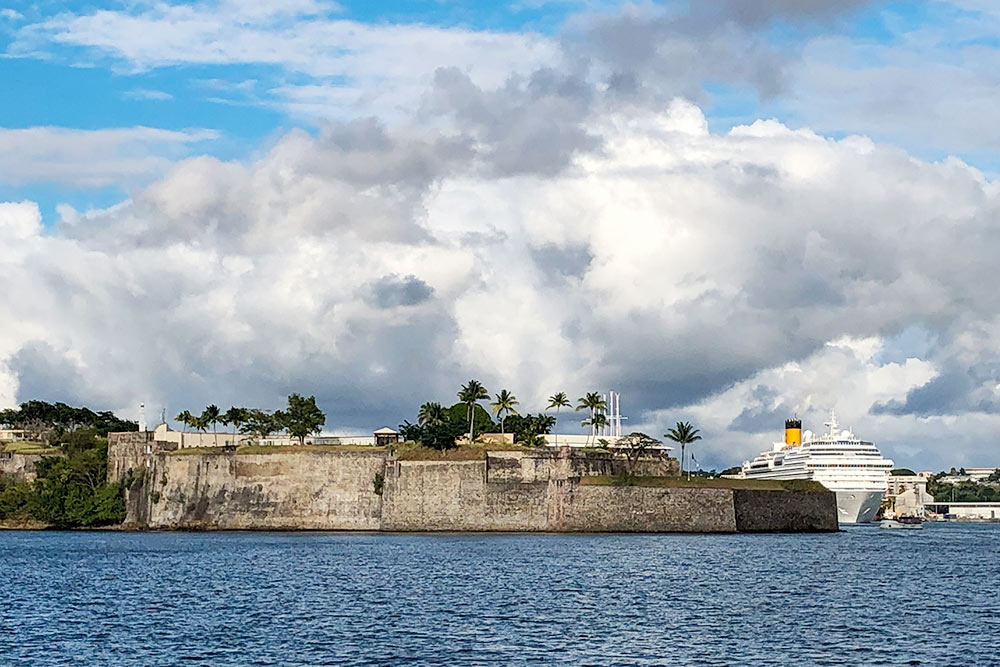 Форт Сент⁠-⁠Луис на Мартинике и круизный порт за ним