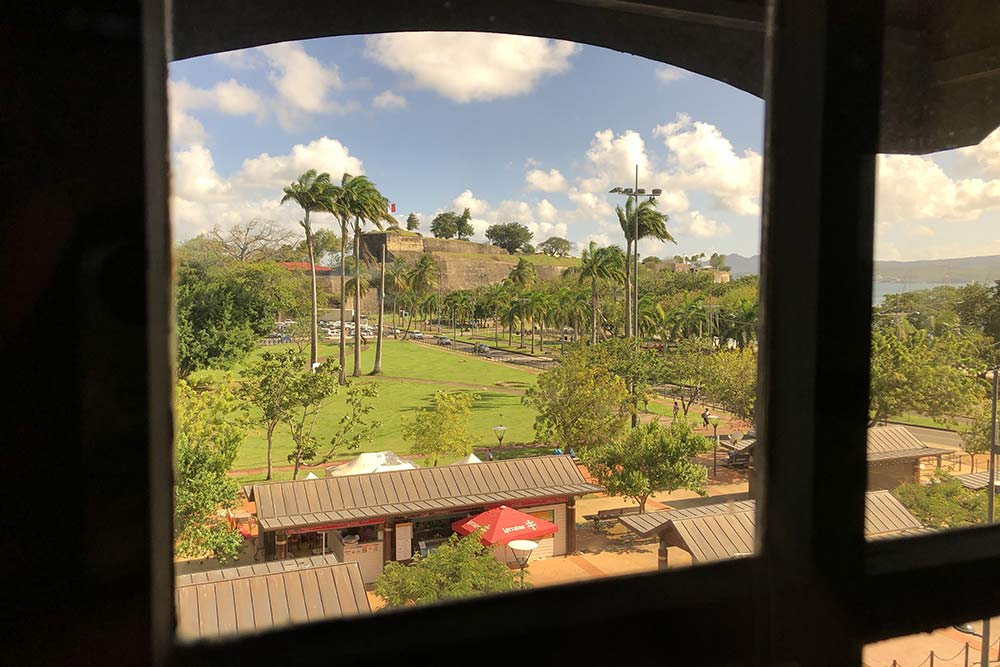 Вид на форт Сент⁠-⁠Луис из окна отеля, где мы останавливались перед вылетом с Мартиники домой