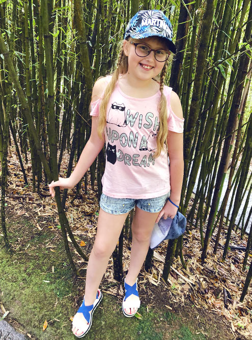 Это наша дочь Даша в зарослях бамбука в ботаническом саду