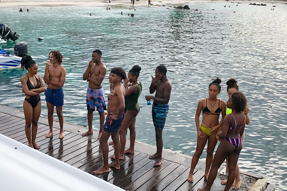 Местная молодежь на Мартинике тоже любит отдыхать на море