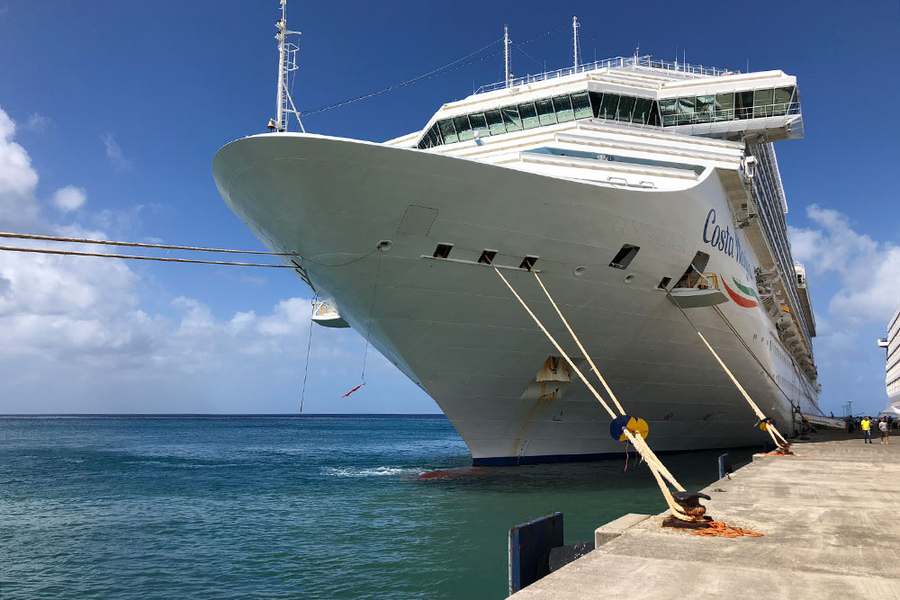 Это «Коста-мэджика» в порту Гренады. Длина судна — 272 м, а ширина — 36 м