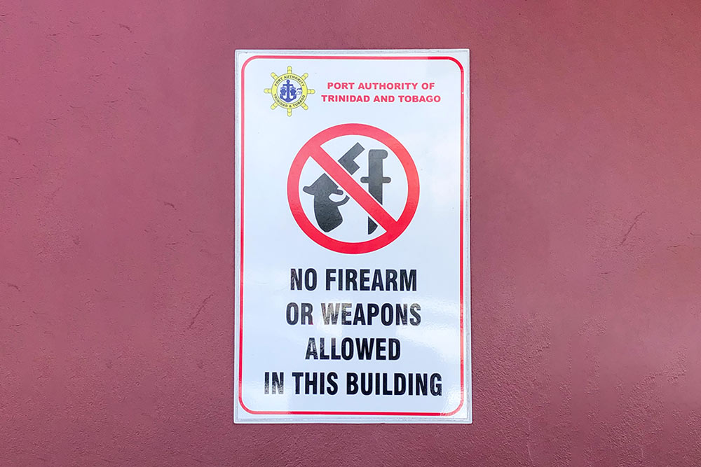 Плакат у входа в круизный порт Тобаго: «Запрещено вносить в здание холодное или огнестрельное оружие». Похоже, пираты Карибского моря где⁠-⁠то рядом