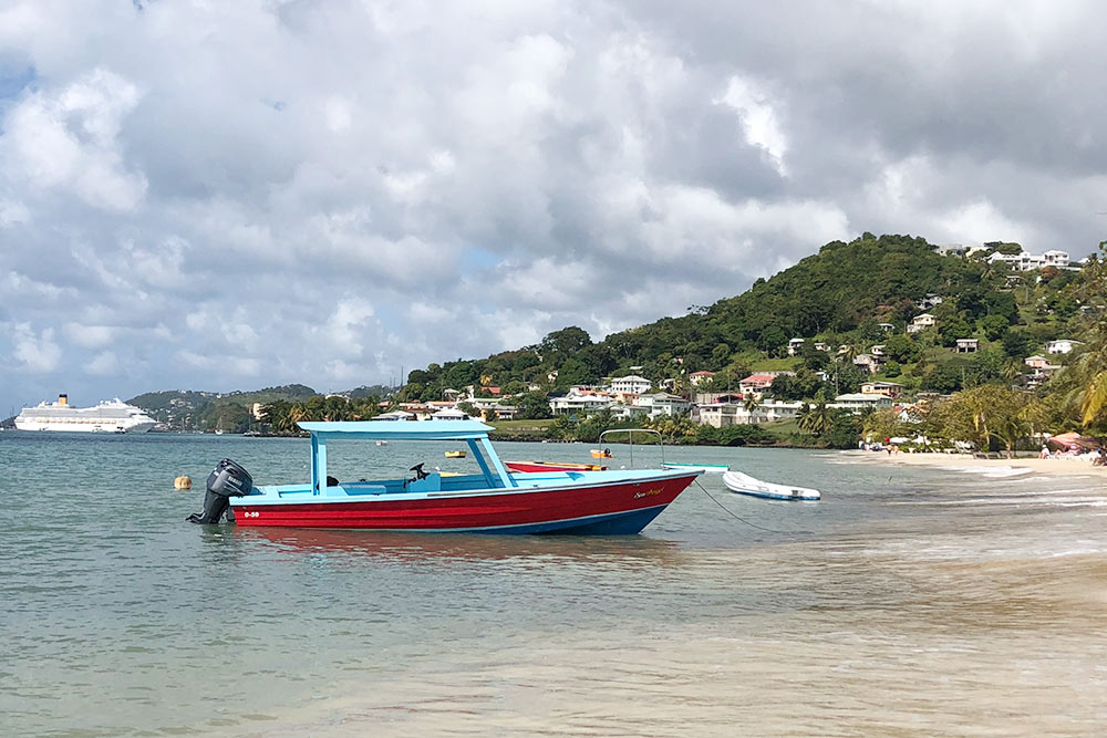 От круизного порта Гренады до хорошего пляжа около полутора километров. Вдали стоит на якоре наш корабль