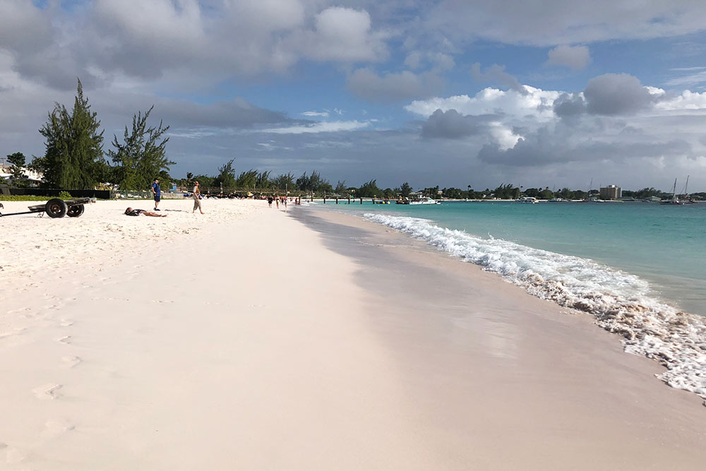 Лазурная вода и белый песок на пляже «Брауни»