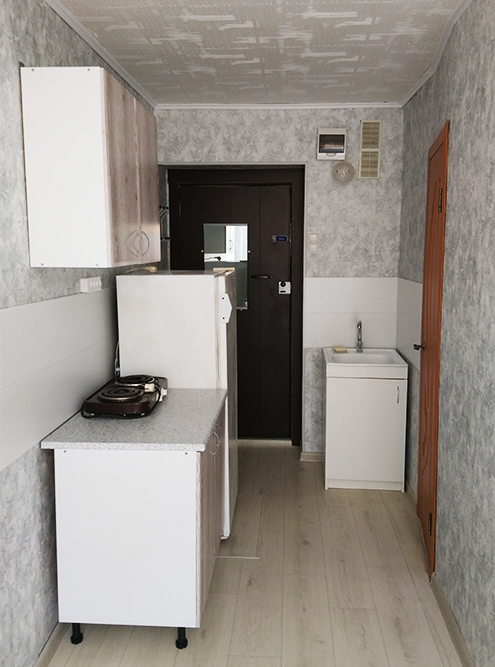 Шкаф в комнате, раковина и холодильник на кухне — от предыдущих хозяев. Остальную кухонную мебель купили