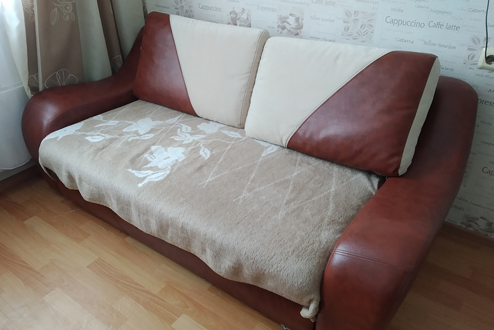 На этом диване я спал до покупки каркасной кровати с матрасом. Сейчас я его использую на кухне