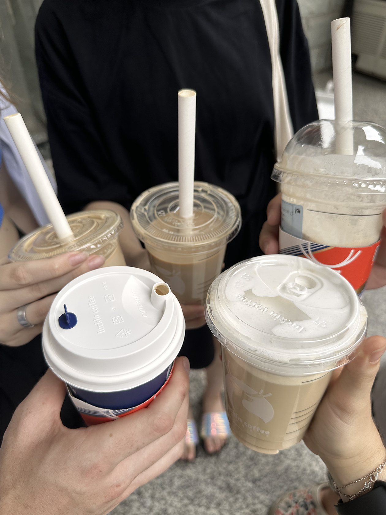 Заказать кофе можно в Alipay, потом отсканировать QR⁠-⁠код в мобильном приложении и забрать свой напиток