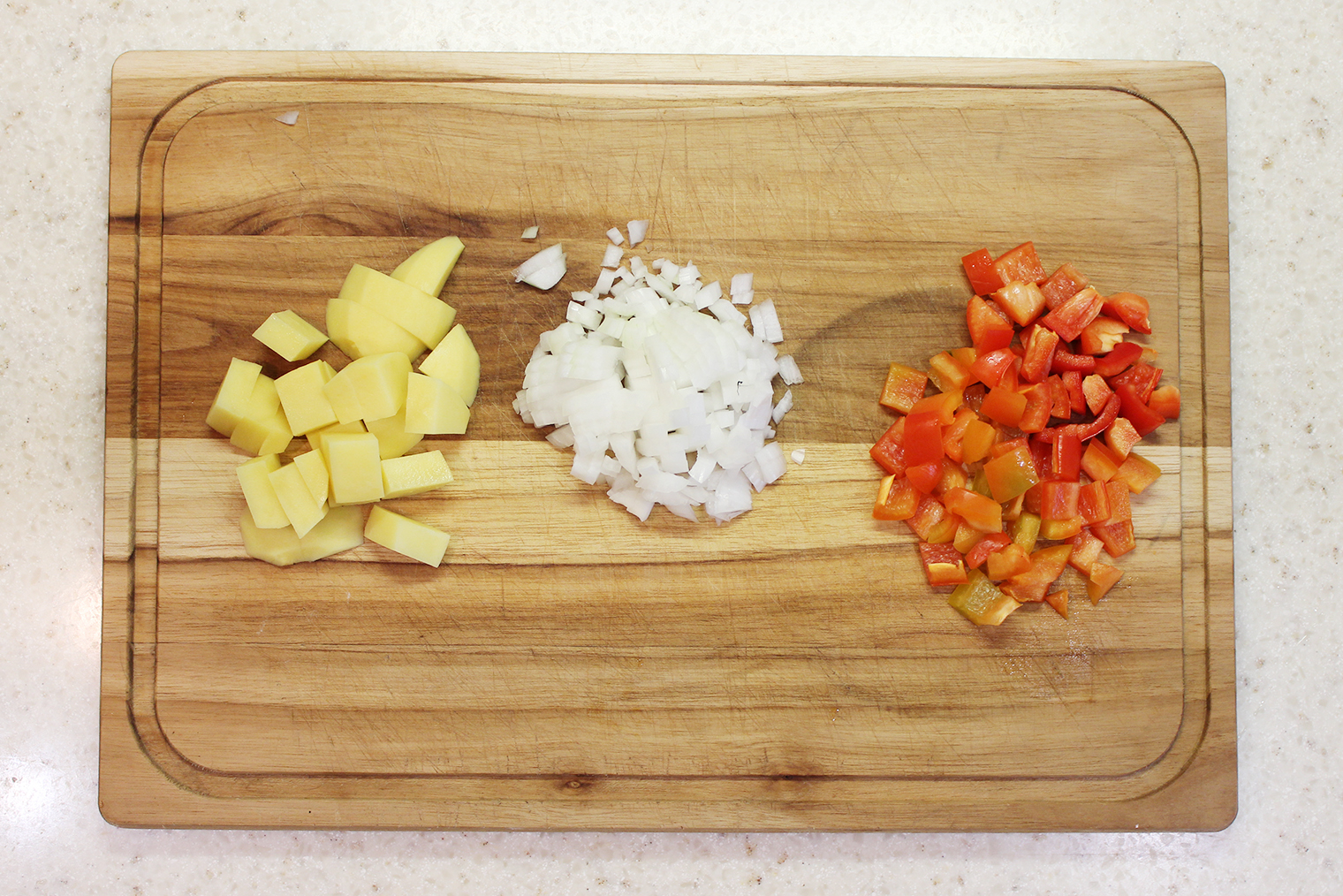 Остальные овощи нарезают мельче, чем картошку