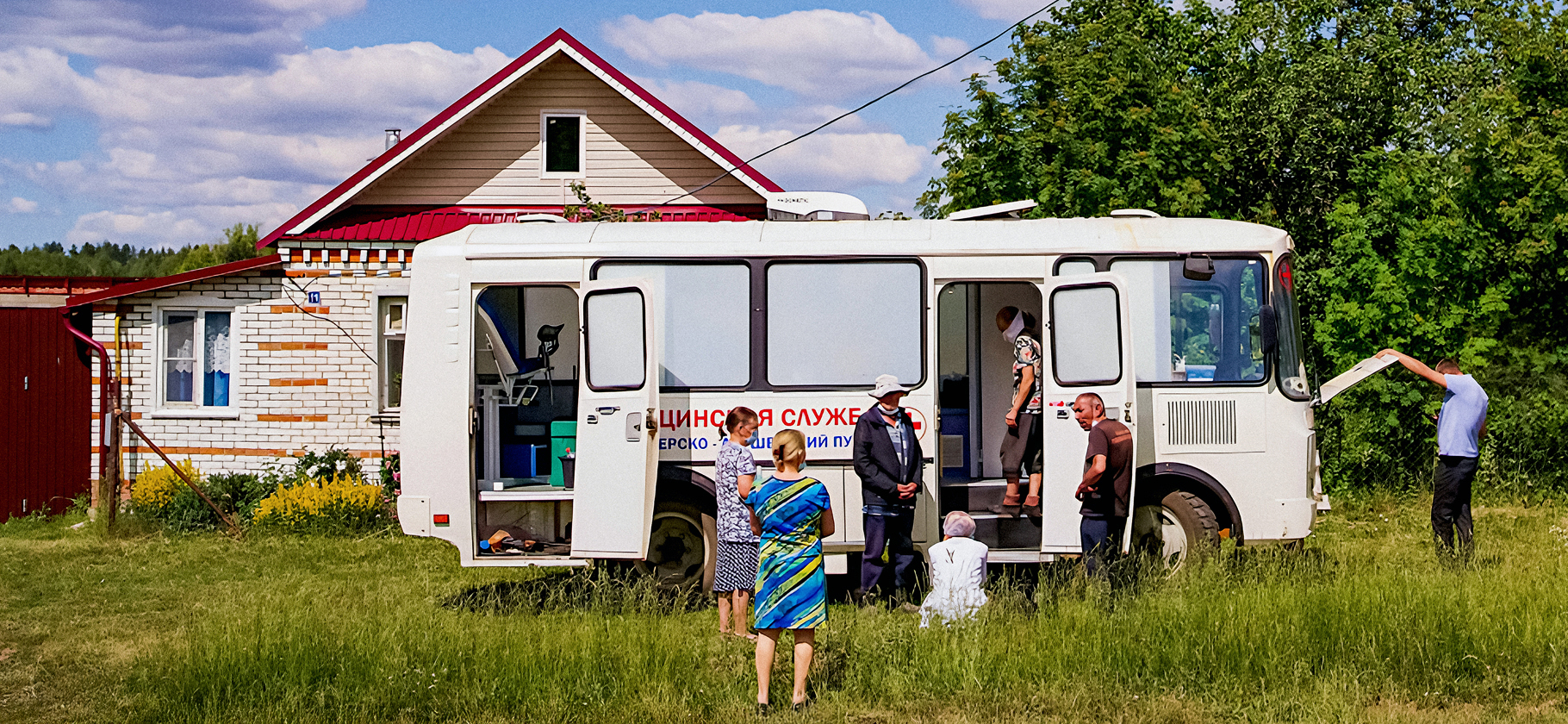 «В деревнях лучше не болеть ничем серьезнее про­студы»: как дела с медициной в российских селах