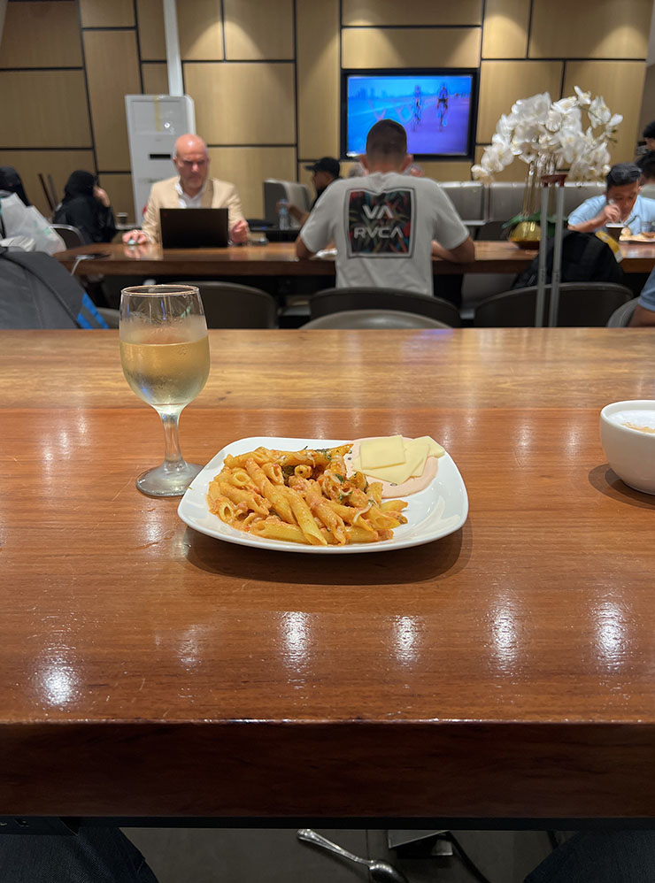 Еда в бизнес⁠-⁠зале в аэропорту Абу⁠-⁠Даби