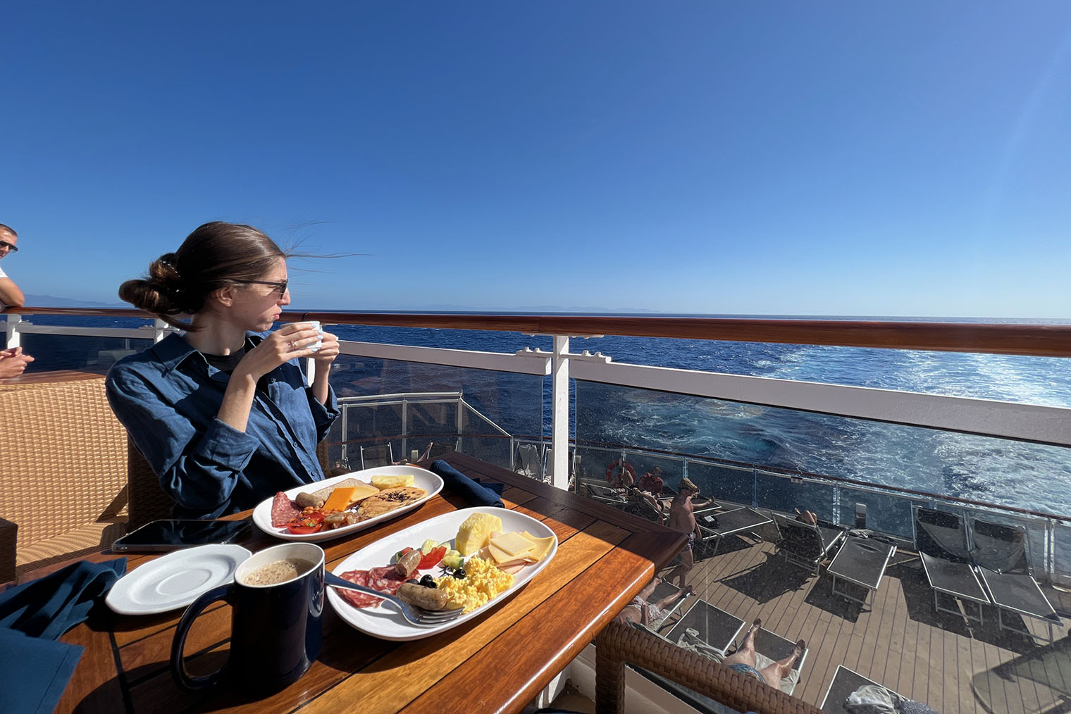 Завтрак на открытой палубе при шведском столе