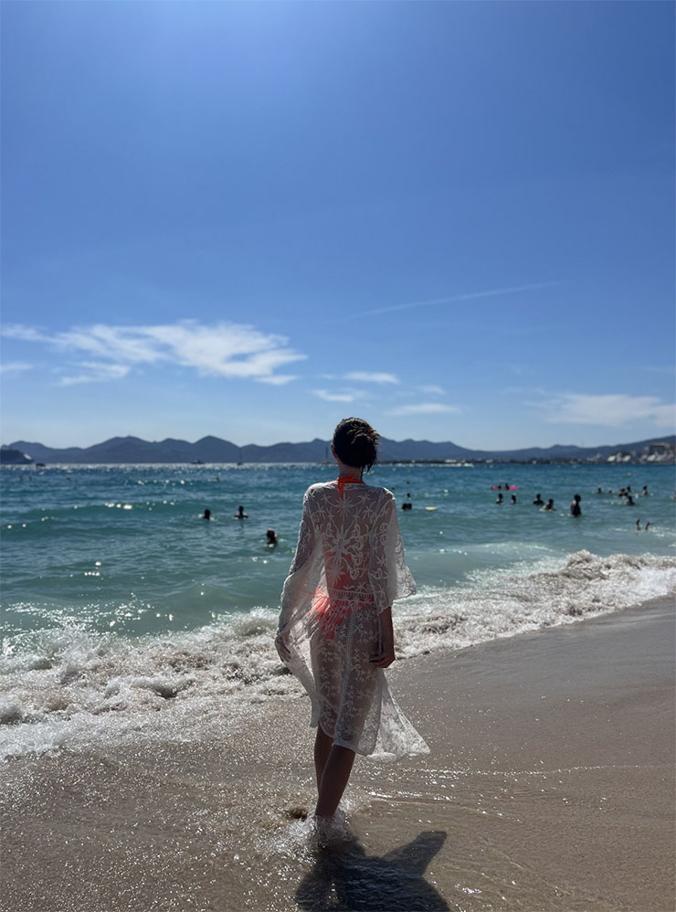 Жена на пляже в Каннах
