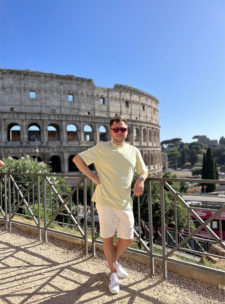 Классная локация для фото на фоне Колизея