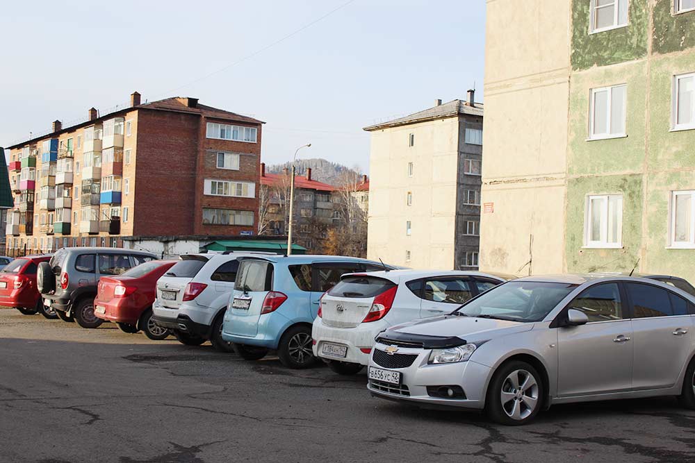 Жители Междуреченска стараются ставить машины поближе к дому. В итоге все дворы заставлены