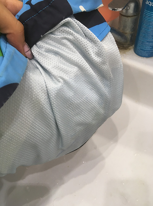 Тест на сохранность мембраны: наливаю воды в куртку — как в мешочек-сосуд. Другая сторона оказывается влажной. Это значит, что мембрана испорчена и пропускает влагу