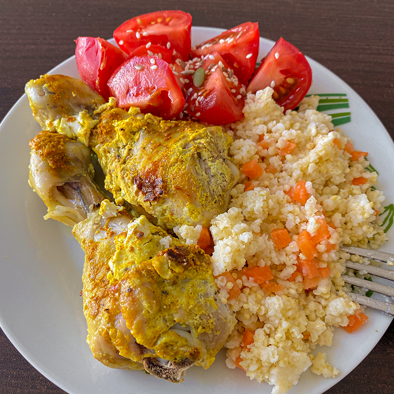 Обед: курица с пшенной кашей и помидорами
