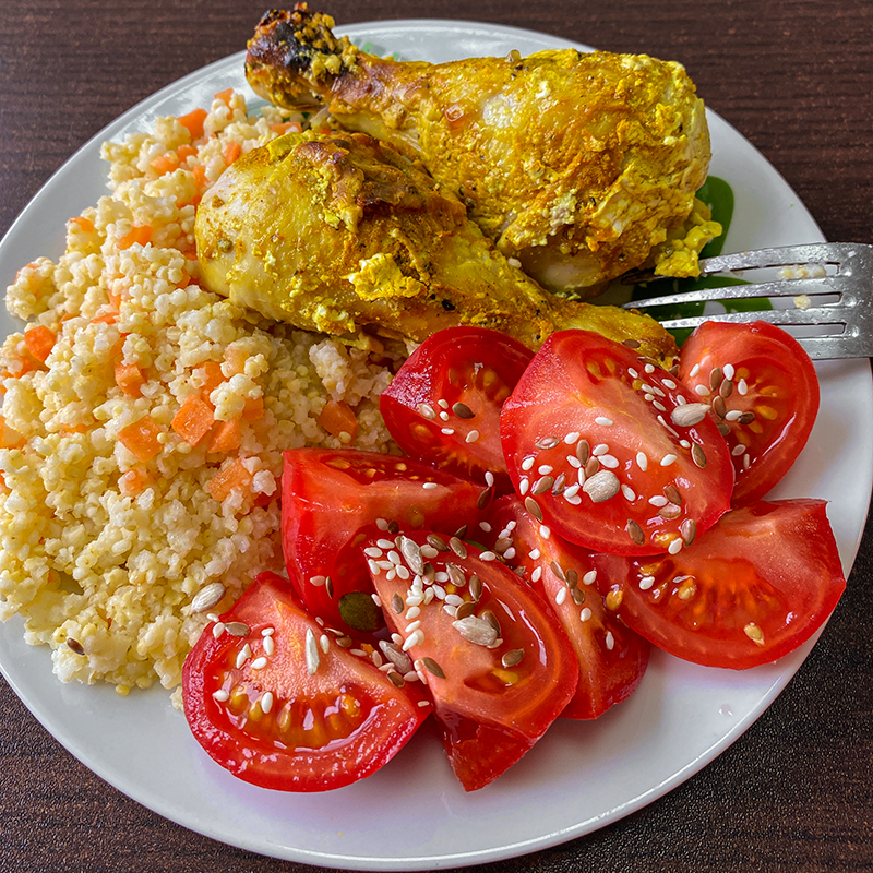 Обед: курица с пшенной кашей и помидорами
