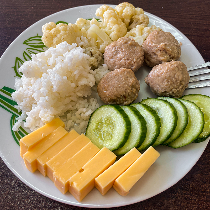 Обед: рис с фрикадельками, сыром и овощами
