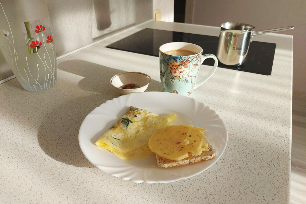 Завтрак: омлет, бутерброды, миндаль, кофе и лецитин