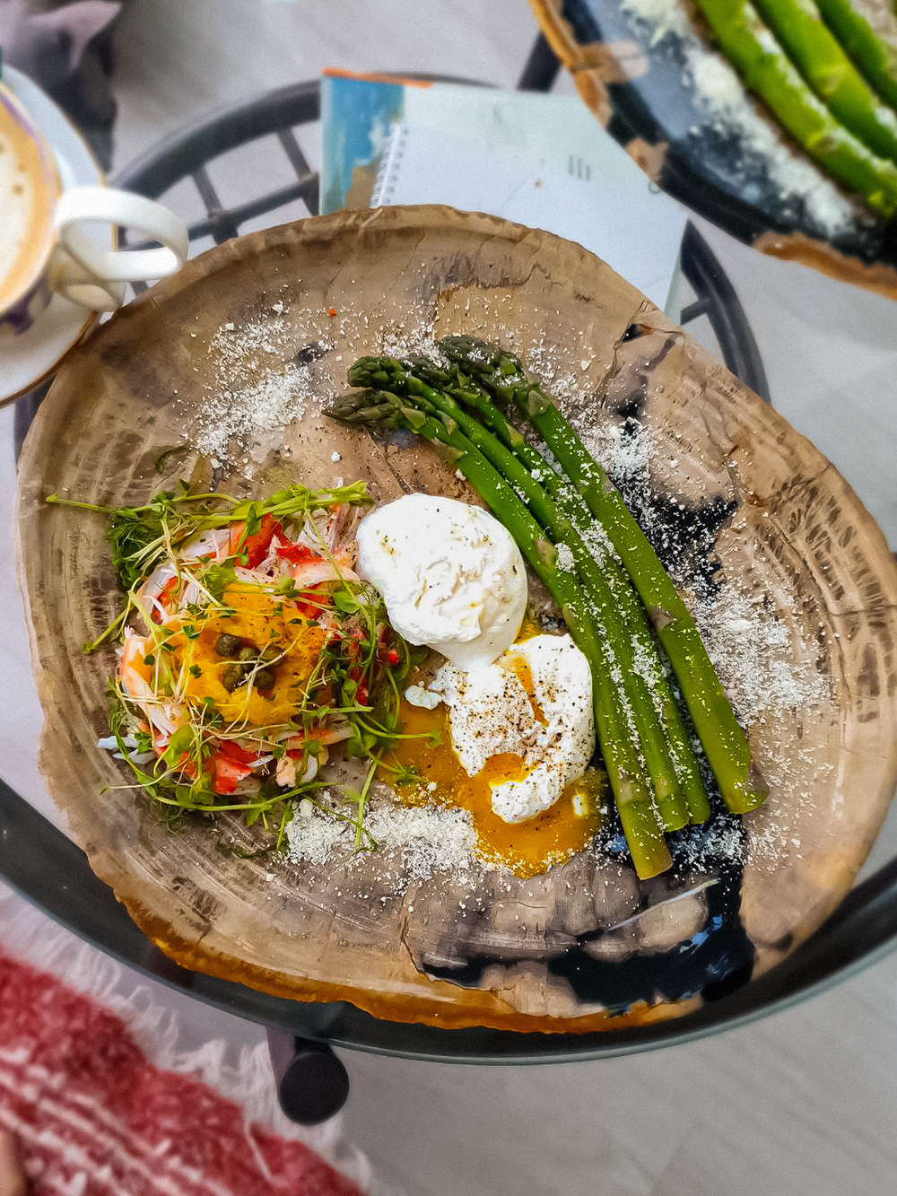 Второй завтрак: краб со спаржей, яйцами-пашот под голландским соусом с каперсами и микрозеленью