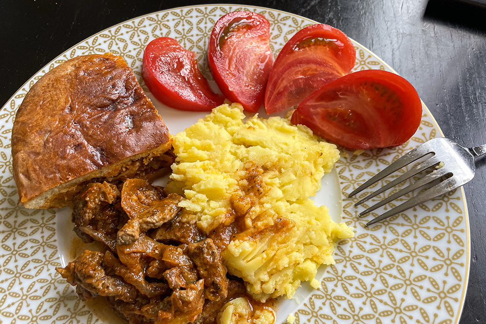Обед: картофельное пюре, чашушули из говядины, пирог с капустой, помидор