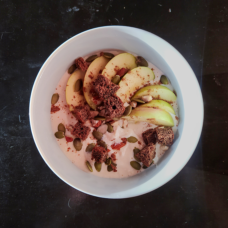 Завтрак: смесь творога, кефира и банана с яблоками, корицей и сухариками
