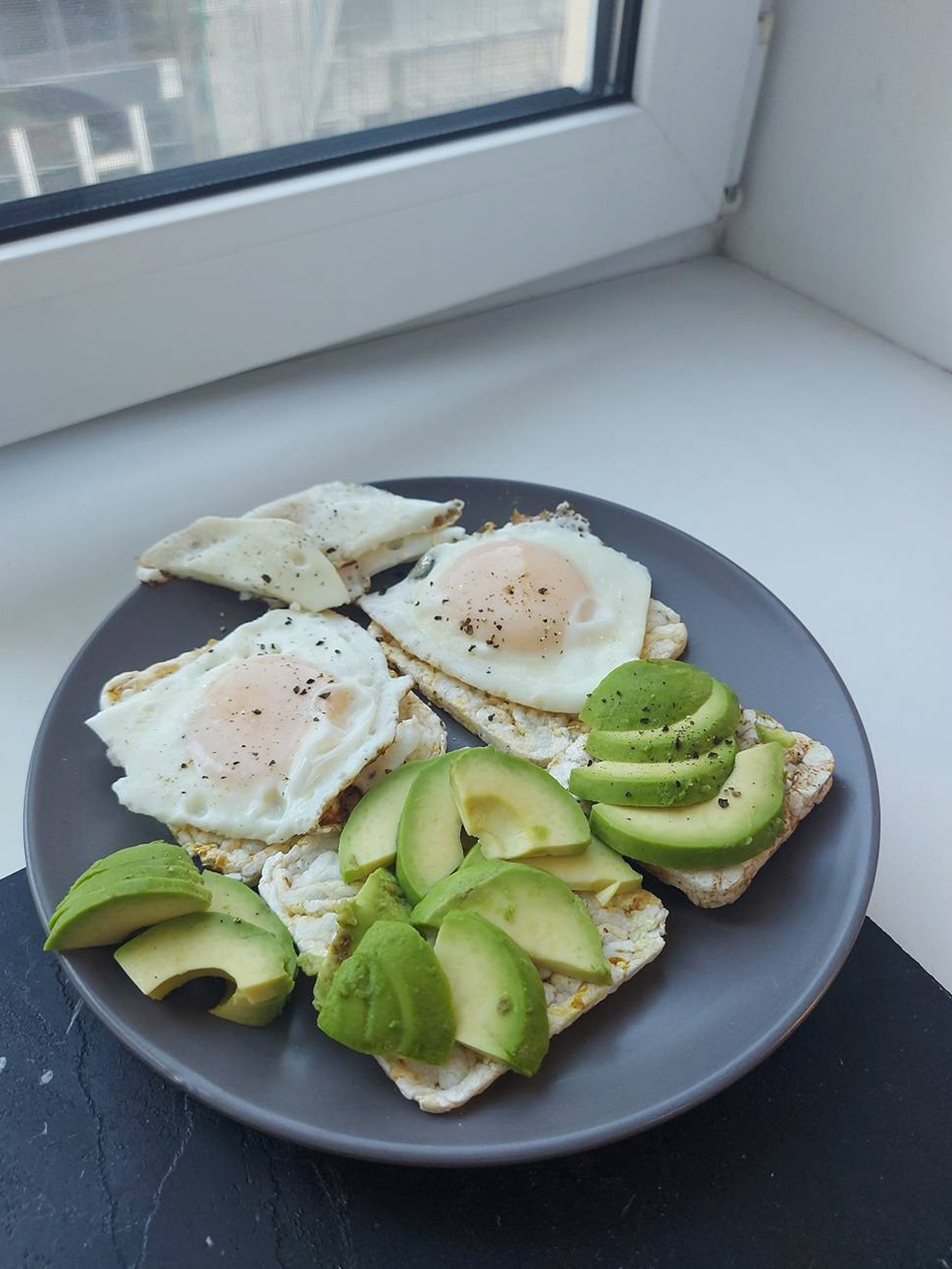 Мой типичный завтрак. Жареные яйца с хлебцами и авокадо