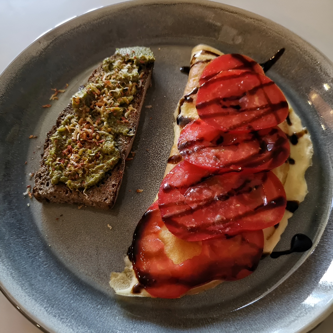Один из моих завтраков: омлет с томатами и бутерброд с тертым сыром и соусом песто. Выглядит красиво и задает настроение на весь день
