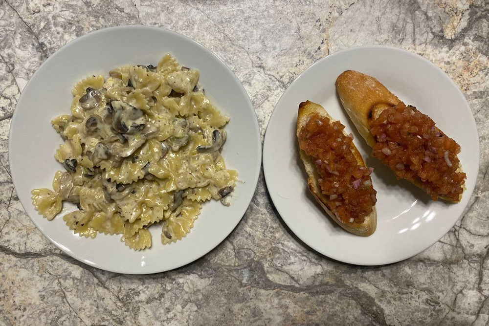 Ужин: паста с грибами и брускетты с томатами