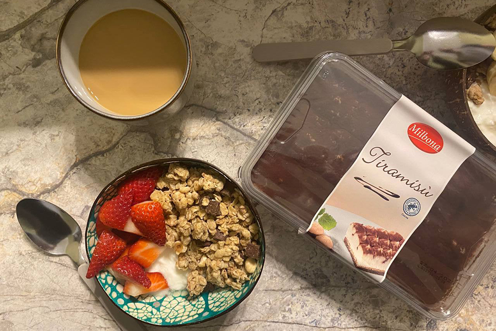 Завтрак: гранола с йогуртом и клубникой, тирамису, кофе