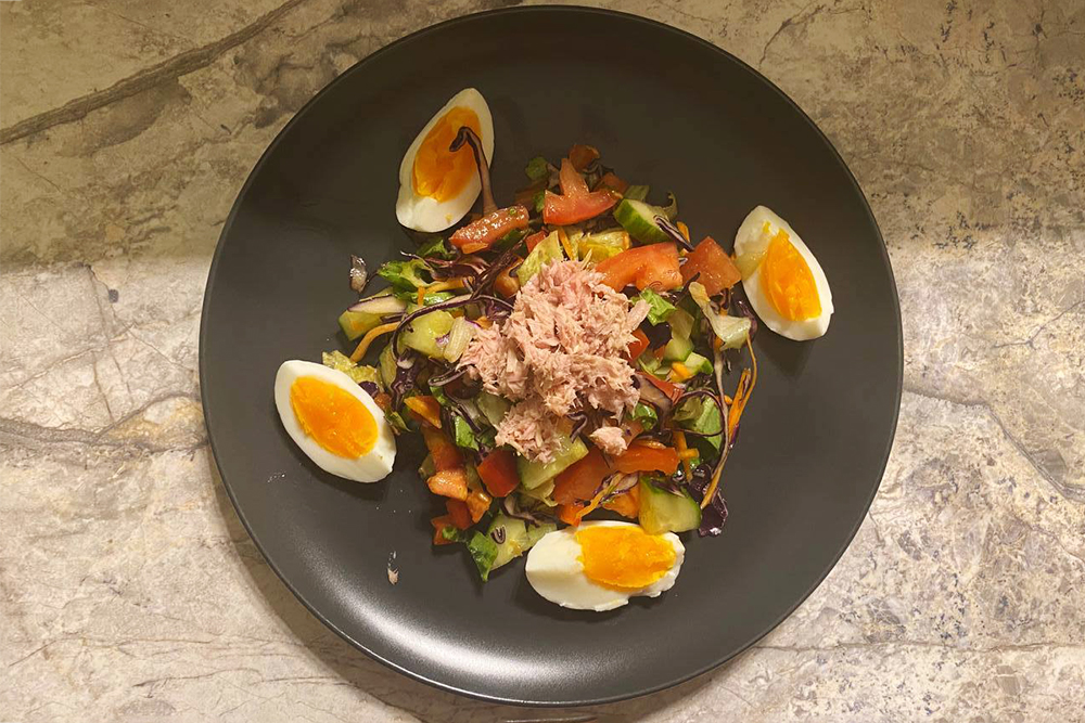 Ужин: салат с вареным яйцом и тунцом