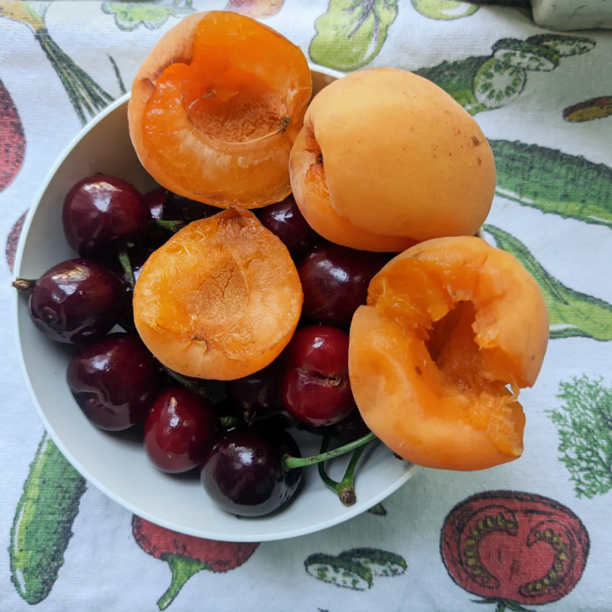 Перекус летними фруктами