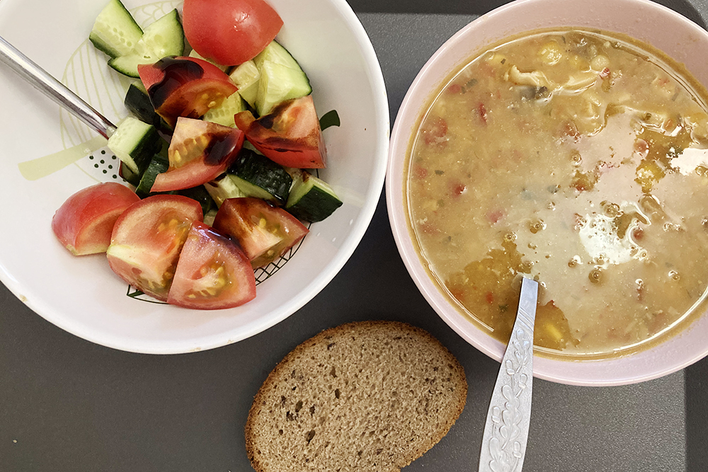 Обед: суп на курином бульоне, овощной салат, черный хлеб