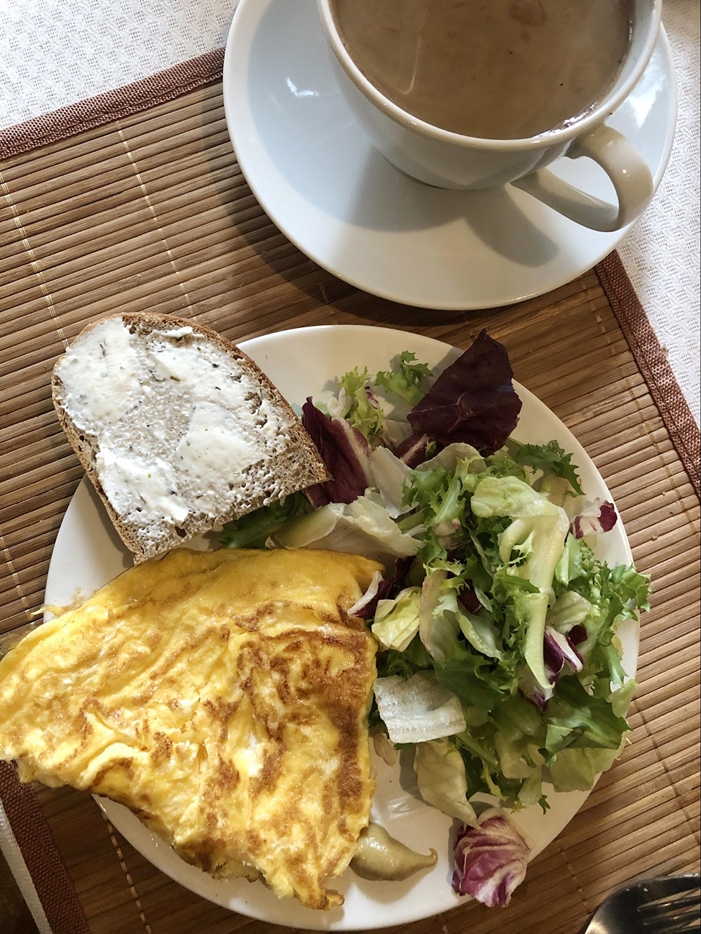 Завтрак: омлет из двух яиц, зелень, тост с творожным сыром, кофе