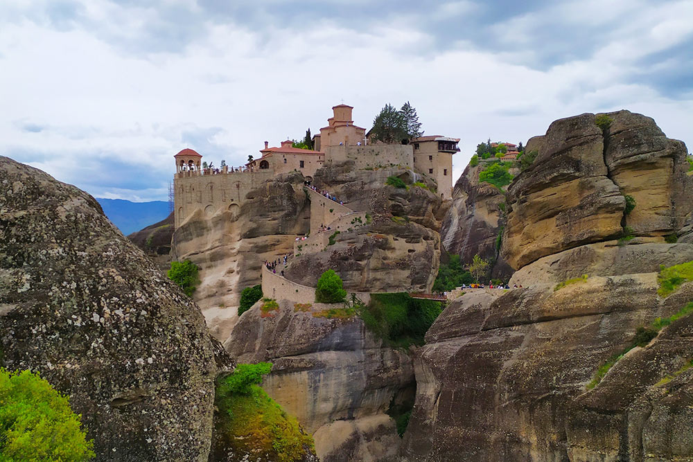 Монастыри вырастают из скал, а ведут к ним узкие каменные лестницы. Туристам можно попасть только на ограниченную часть территории монастыря и только в определенные часы