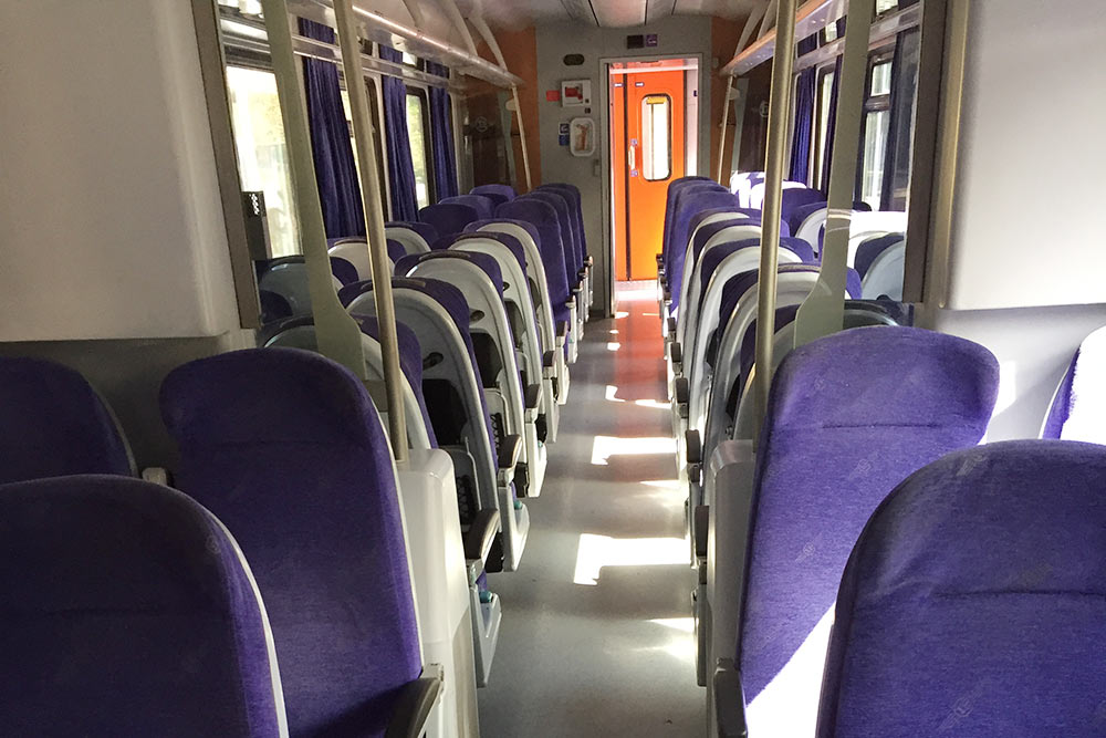 Так поезд выглядит внутри: два ряда по два кресла