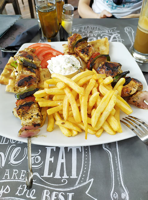 Сувлаки — греческий шашлык, подается с картошкой фри. Такая порция еды стоит 8 €