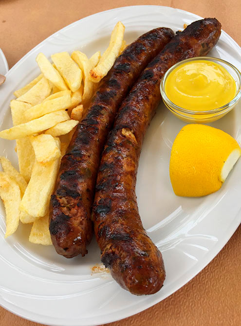 Греческие колбаски больше, чем привычные русскому человеку. Порция стоит 7 €