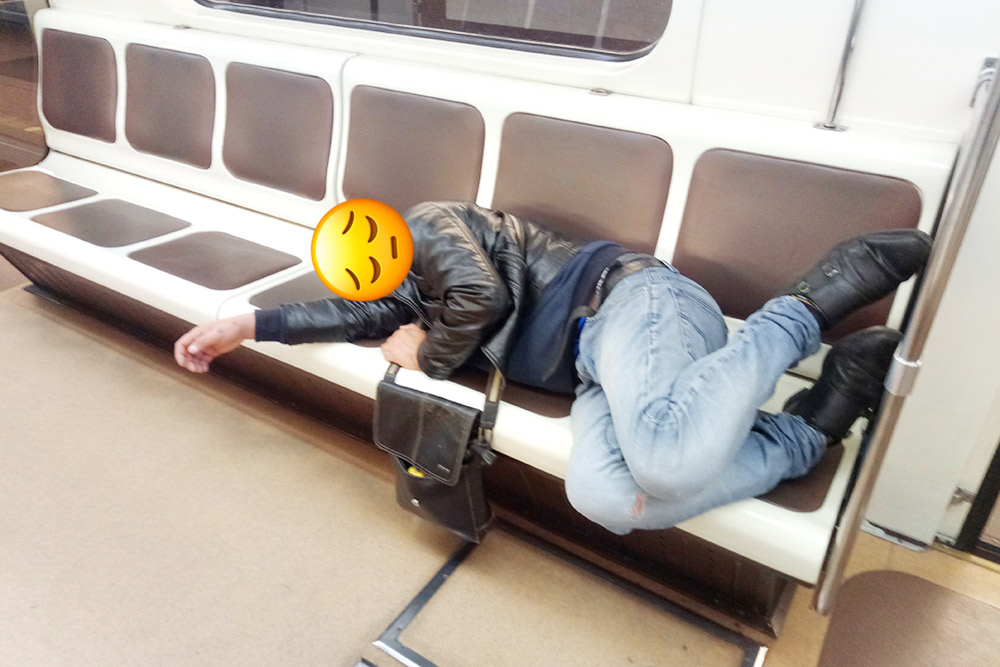 Пьяный пассажир уснул в вагоне метро. Сотрудники службы безопасности таких обычно будят и выводят на улицу